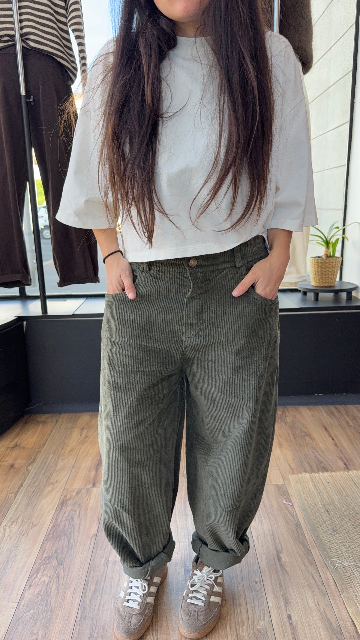 Pant . LEON